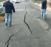 סדקים נוצרו במשטח העליון הנתמך בקיר.jpg