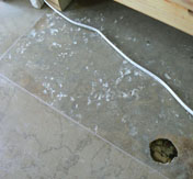 שבירה והתפוררות של רצפת הבית..jpg